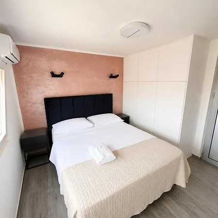 Mediterraneo And Apartman Sukošan